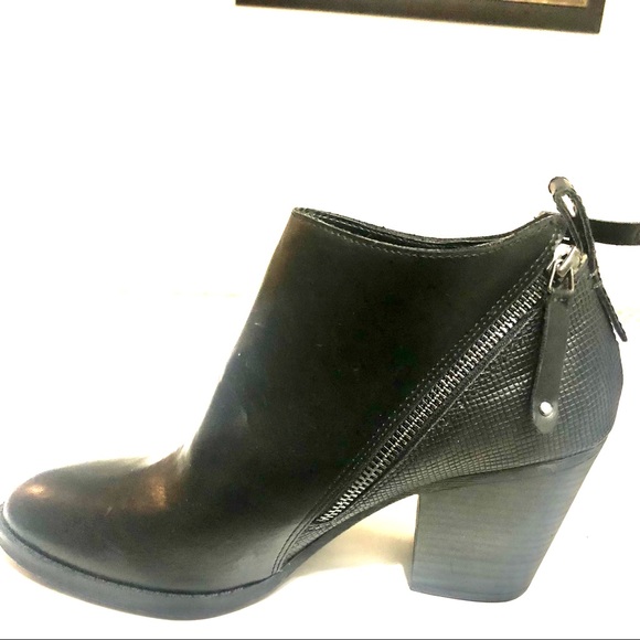 Lexie & Abbie - Picture 2 of 3